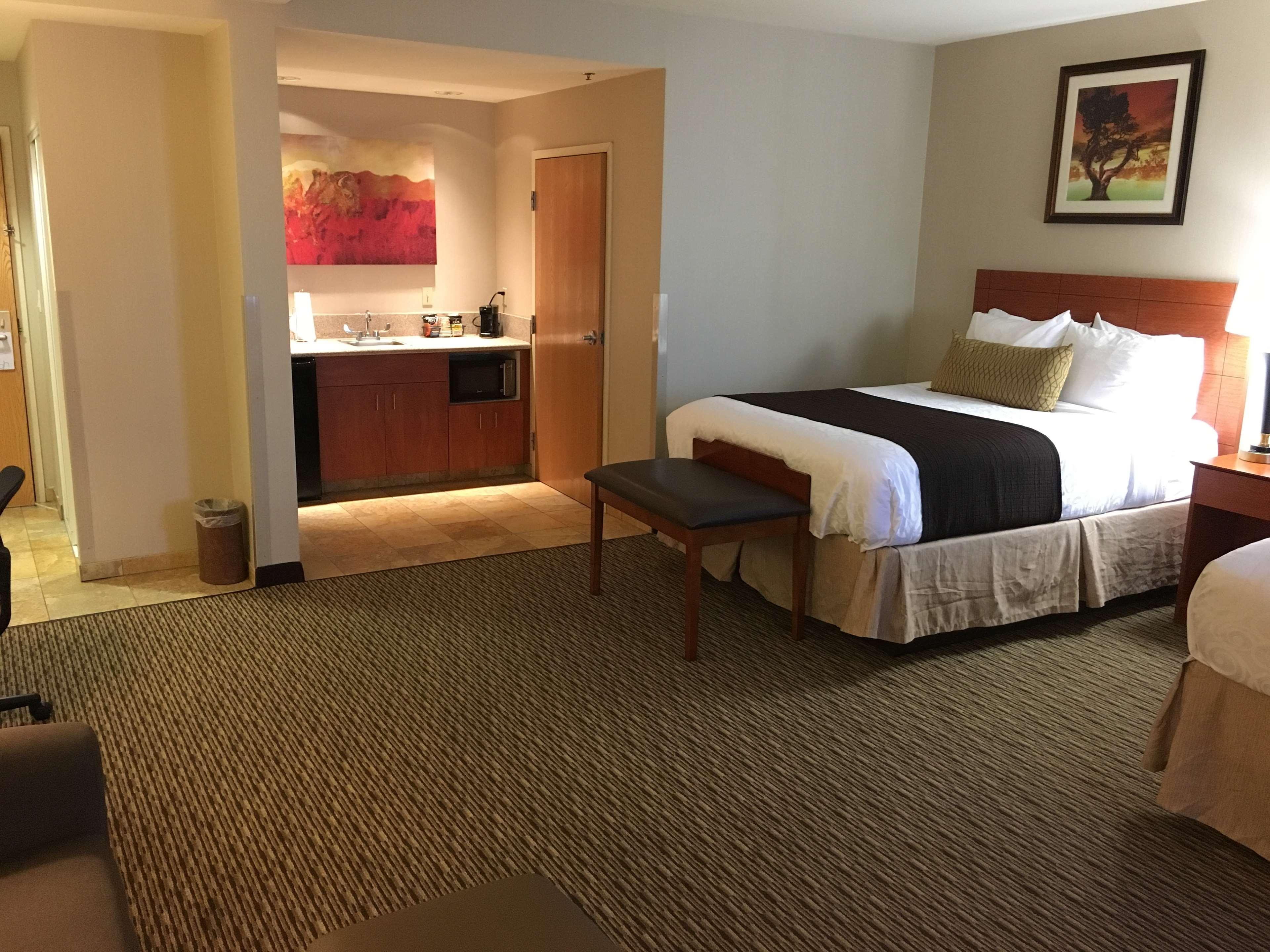 Best Western Plus Arrowhead Hotel 3*